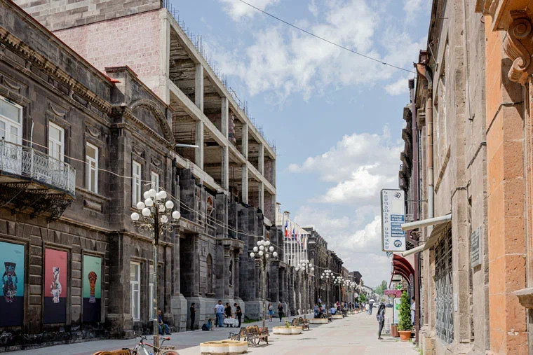 На улице Абовяна можно представить, как выглядел Александрополь. Еще здесь продают, на мой взгляд, самые колоритные сувениры в городе