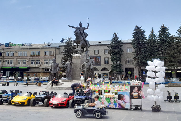 Красивую скульптуру на центральной площади города закрывает уличная торговля и прокат детских машинок. Мне кажется, такое соседство неприемлемо