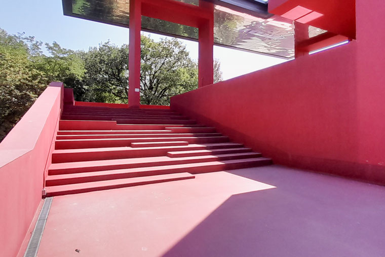 На красной лестнице технологического центра посетители любят устраивать фотосессии