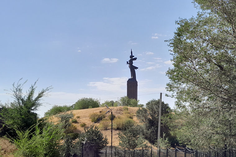 Вид на монумент со стороны Черной крепости