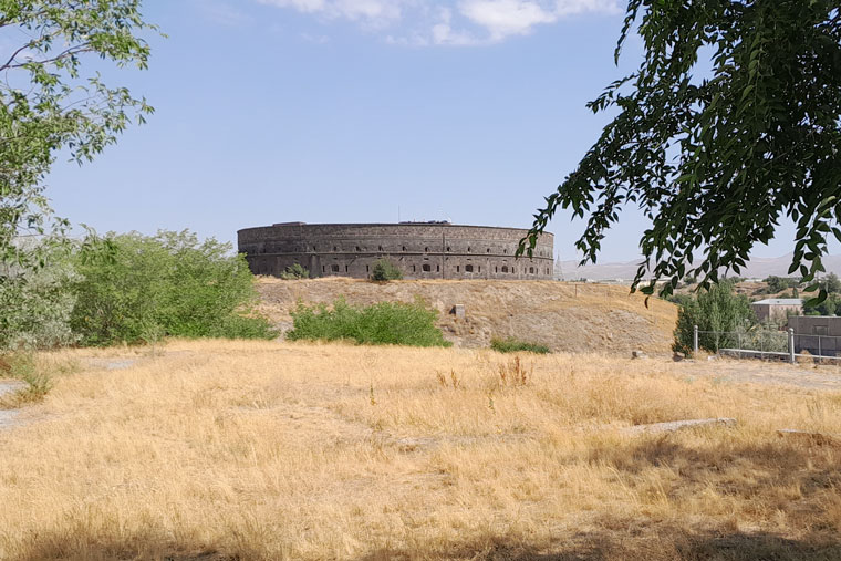 Вид на Черную крепость со стороны скульптуры «Мать Армения»