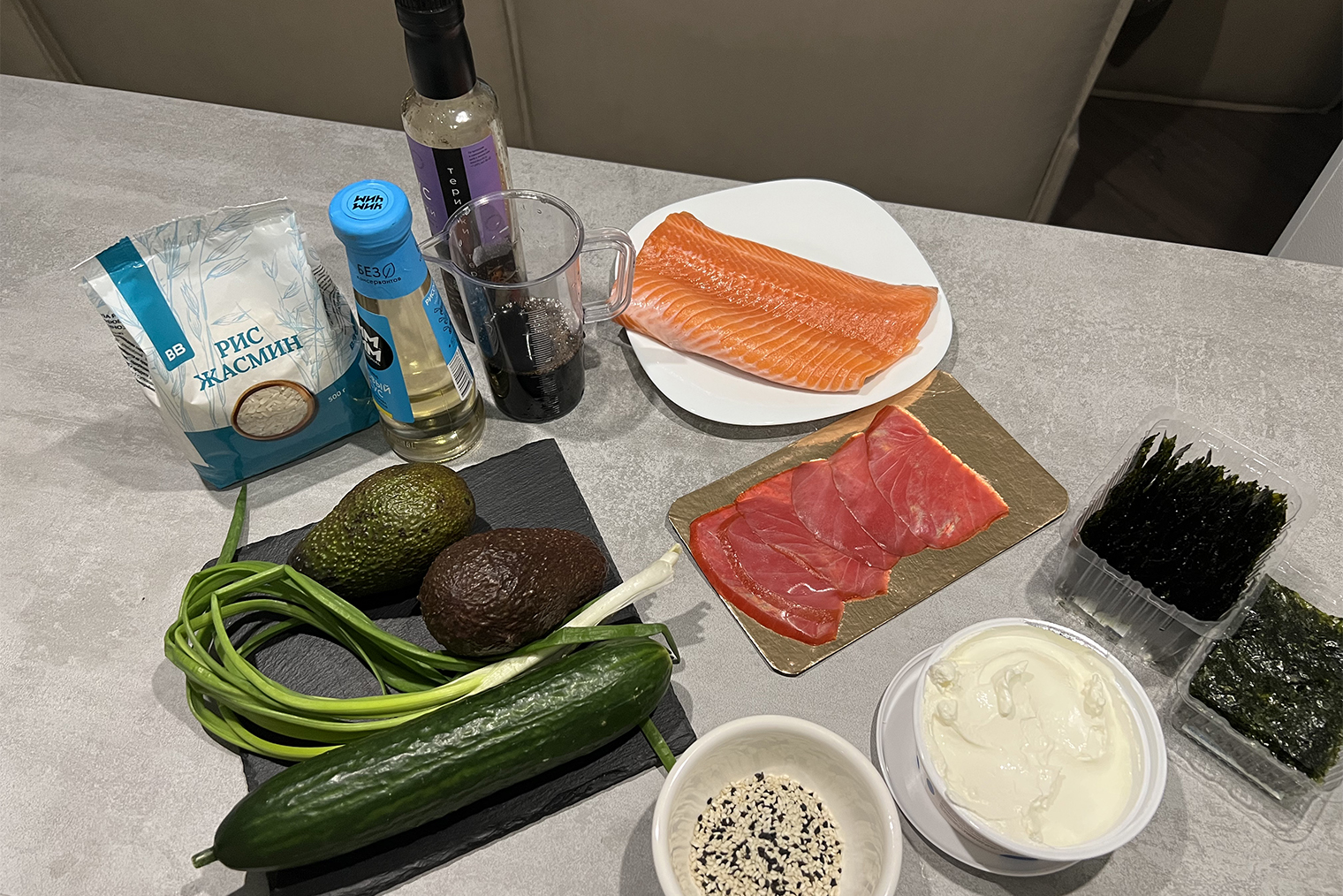 Ингредиенты для хенд⁠-⁠роллов с начинками из копченого тунца, лосося-терияки, авокадо и огурца
