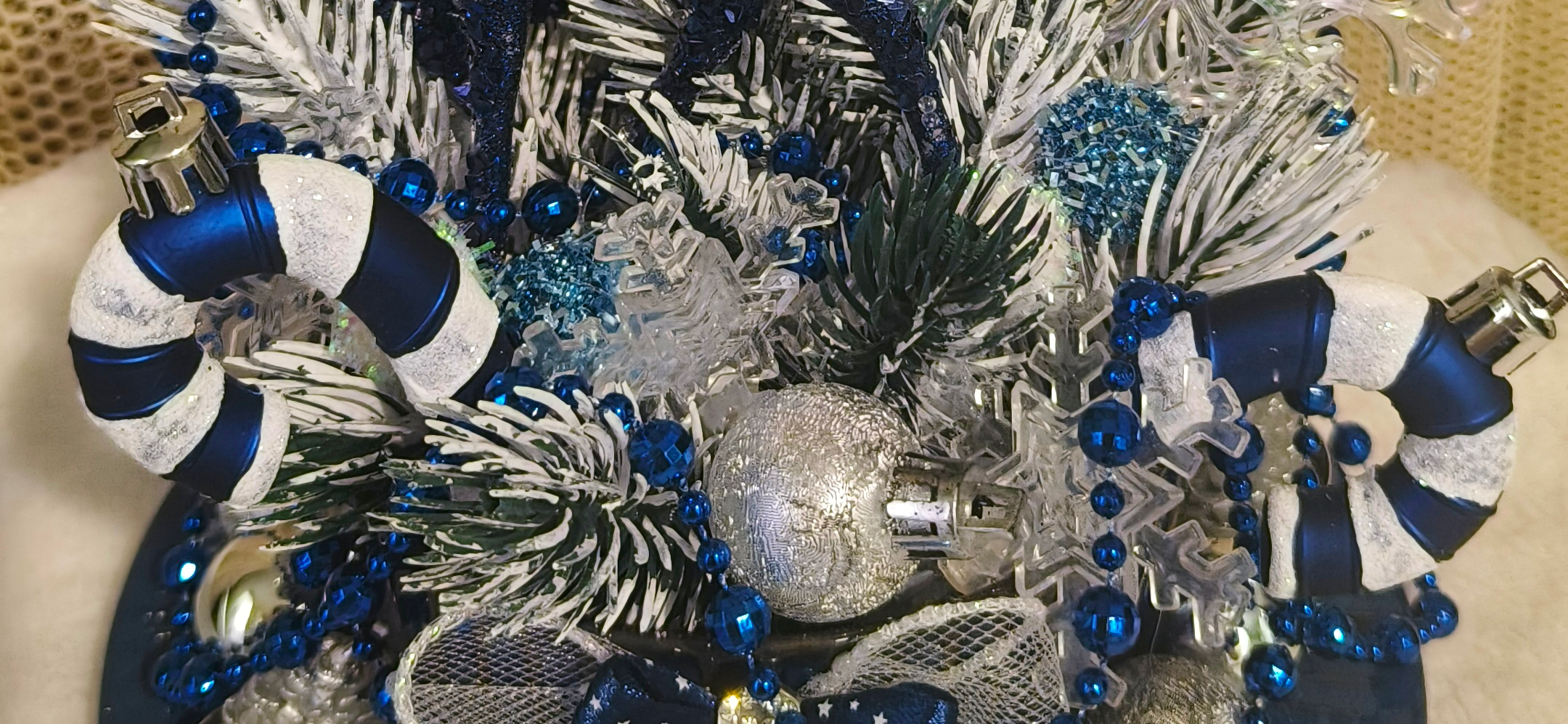 Ручная работа: елка в кружке, композиция с оленем и новогодний венок в сине-белой гамме