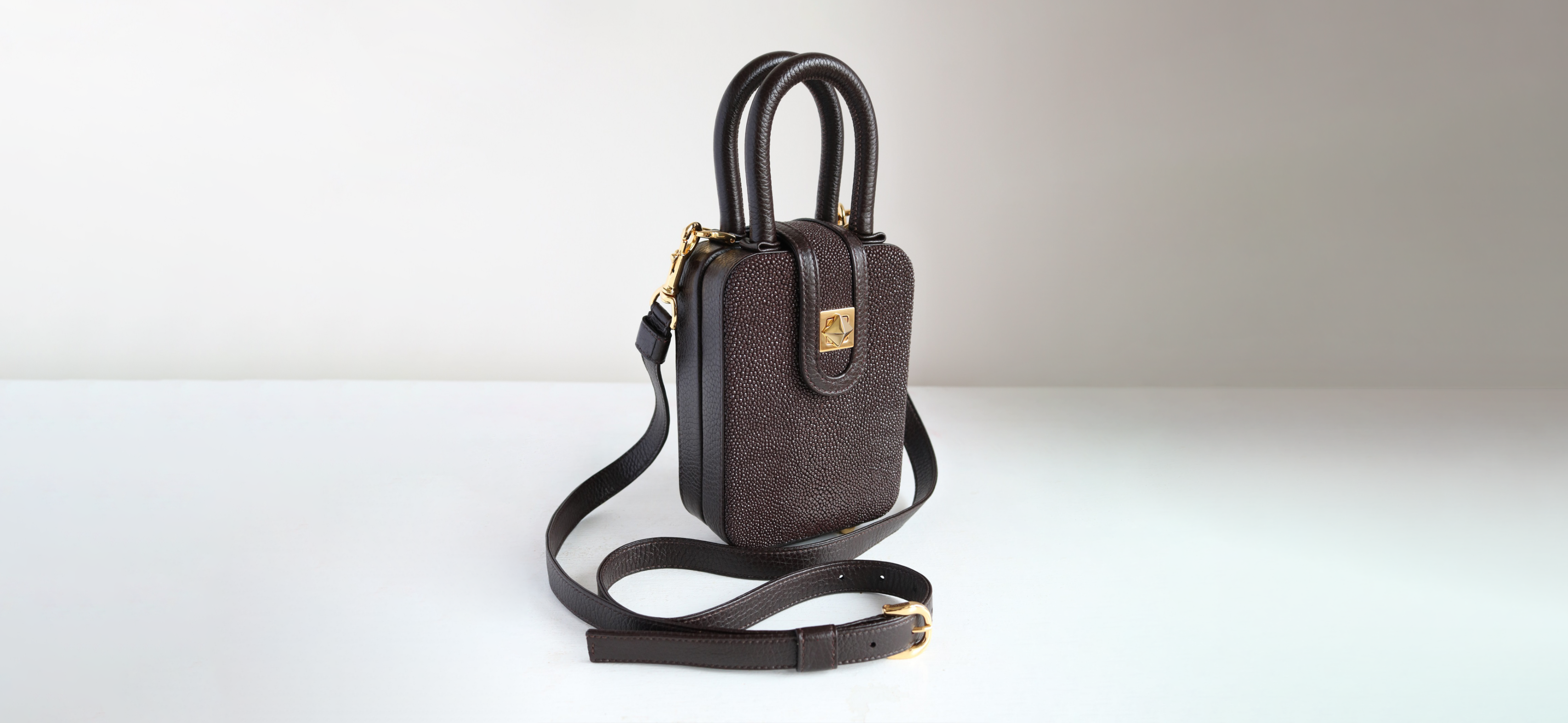 Ручная работа: сумка из кожи ската