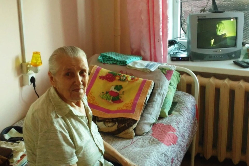 Людмила Николаевна после операции по замене хрусталика смотрит телевизор на расстоянии и видит все хорошо
