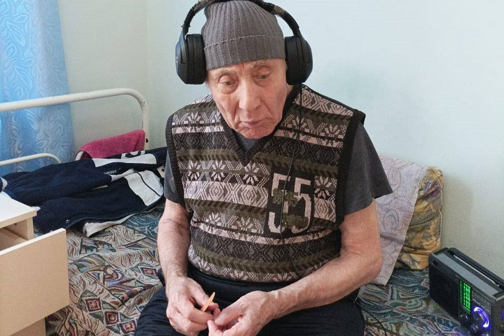 79-летний Владимир Александрович потерял слух и зрение еще в детстве. Долгое время он пользовался старым аппаратом, а когда появился новый, наконец смог надеть наушники: именно так ему больше всего нравится слушать радио