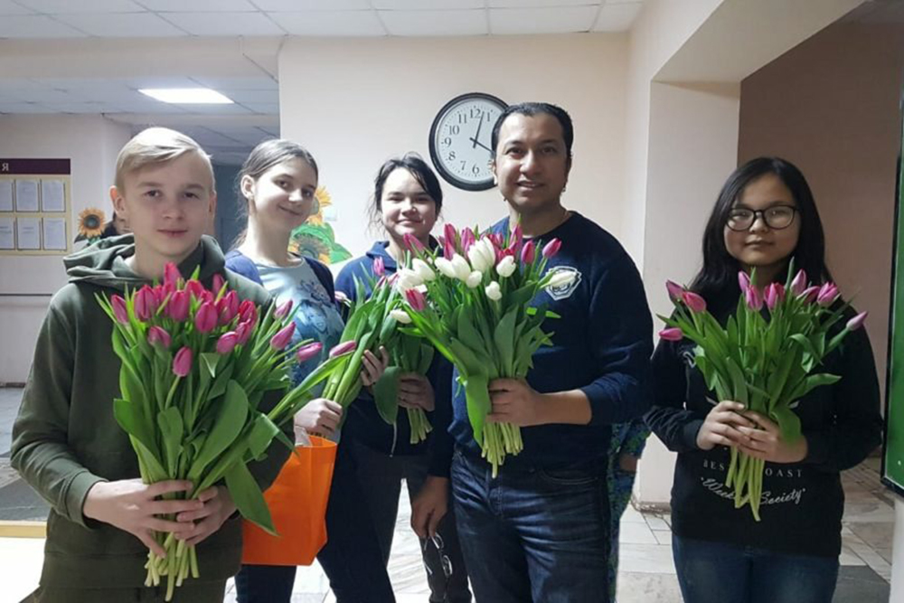 Волонтерская поездка в Вяземский дом престарелых Смоленской области на 8 Марта. Среди волонтеров были и школьники