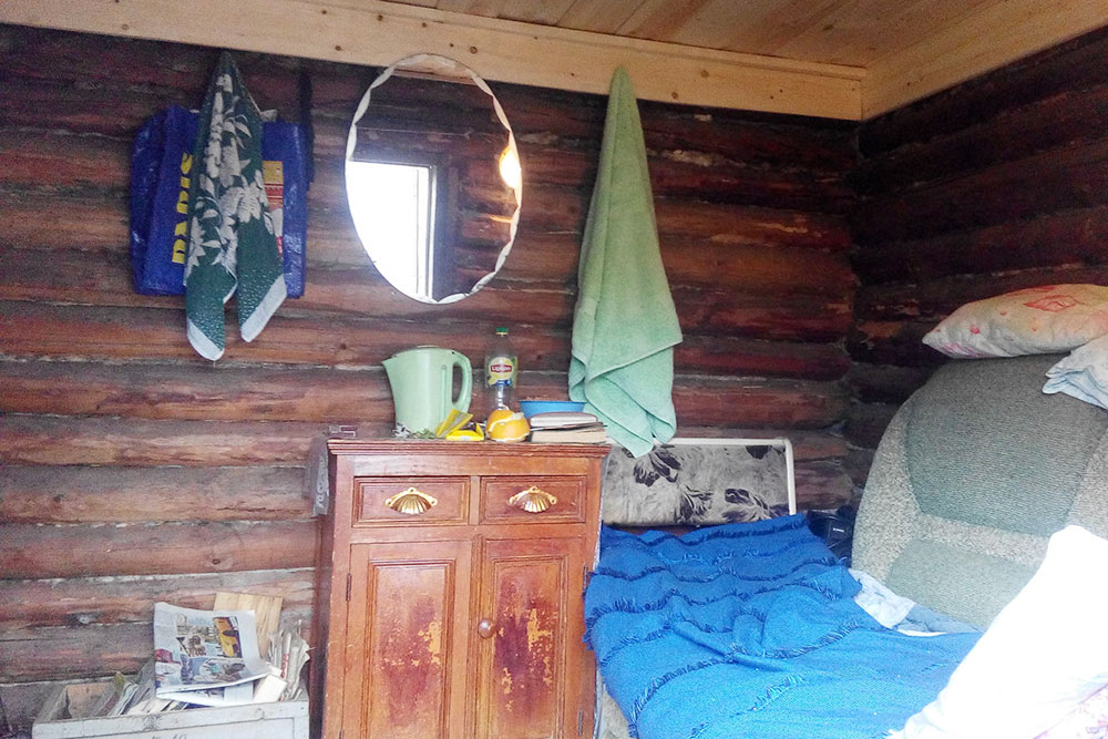 Для вип-гостей в бане есть индивидуальное спальное место с тумбочкой