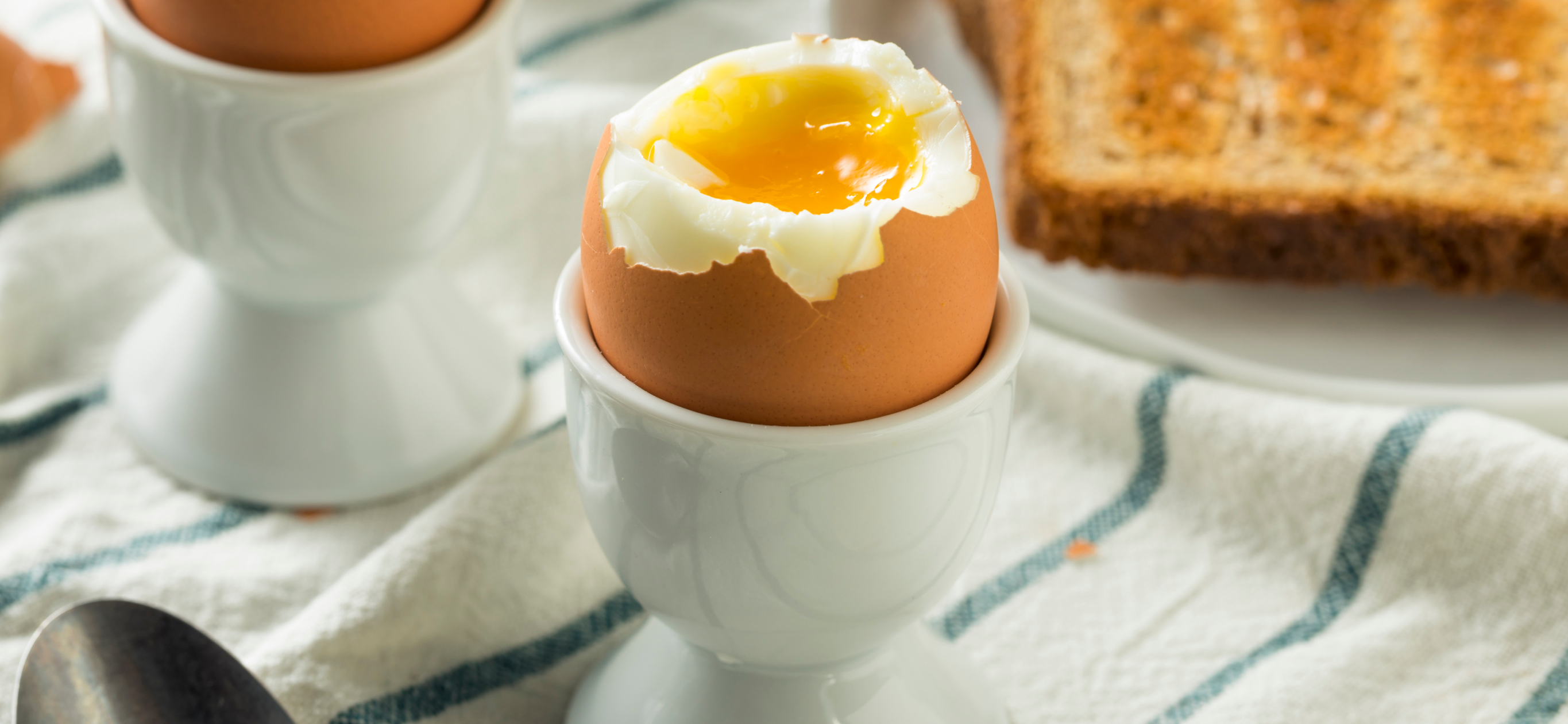 Сколько варить яйца всмятку, с жидким желтком и вкрутую