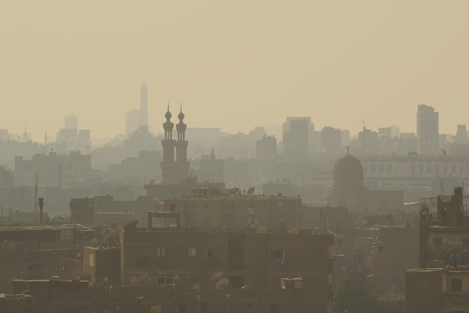 Изжелта-серый летний смог в египетском Каире — там жарко и много автотранспорта. Фото: paintings / Shutterstock