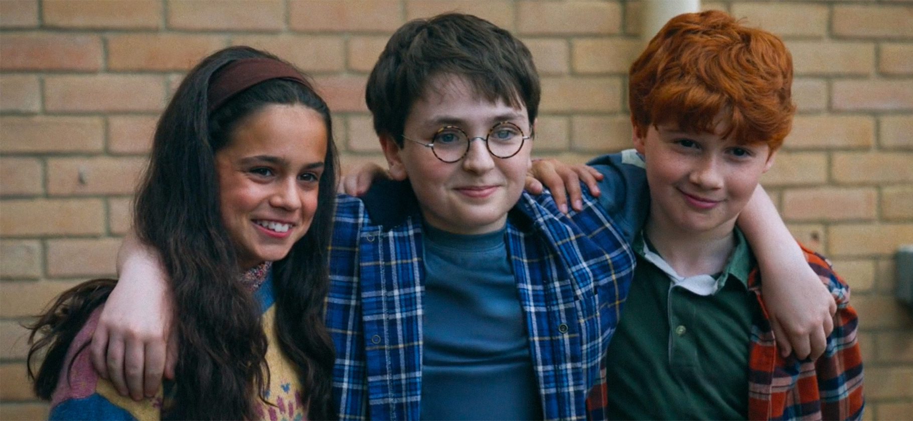 40 тысяч прослуши­ваний на роли и ани­матроник вместо Букли: что мы узнали из документалки о сериале «Гарри Поттер»