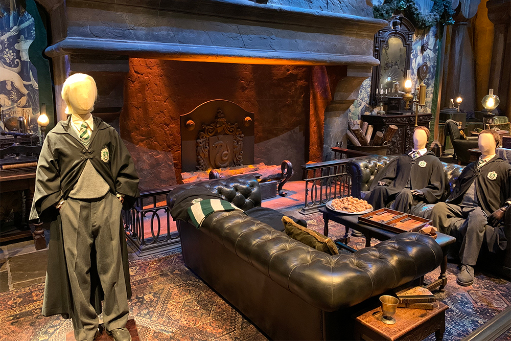 Декорации гостиной Слизерина воссоздают сцену из «Тайной комнаты», в которой Гарри и Рон превратились в Крэбба и Гойла с помощью оборотного зелья