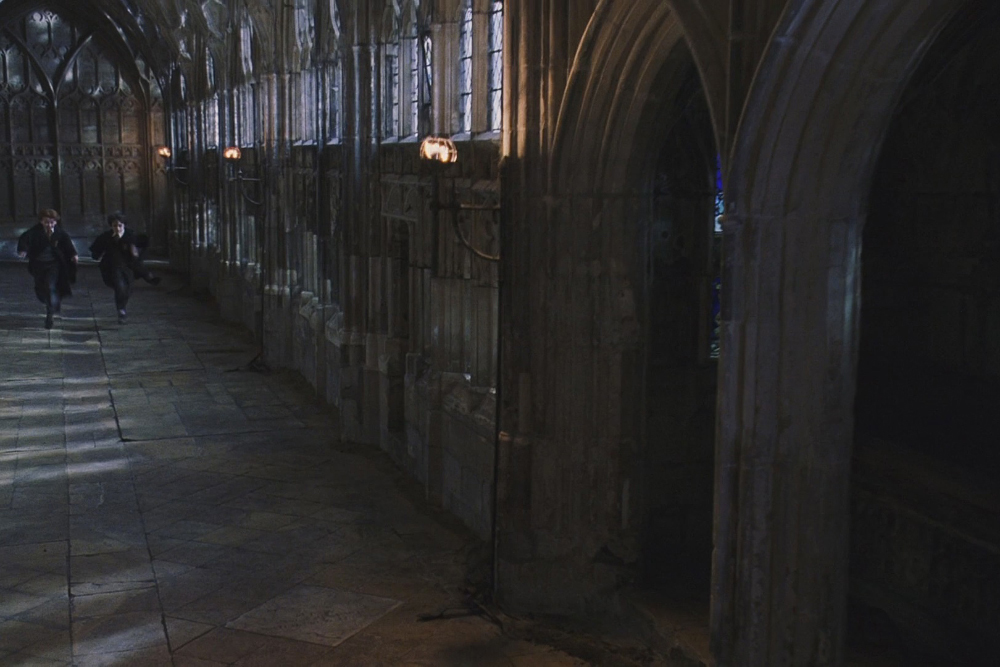 Гарри и Рон бегут по галерее Глостерского собора — простите, коридору Хогвартса, — чтобы спасти Гермиону от тролля. Источник: фильм «Гарри Поттер и философский камень», Warner Bros. Pictures