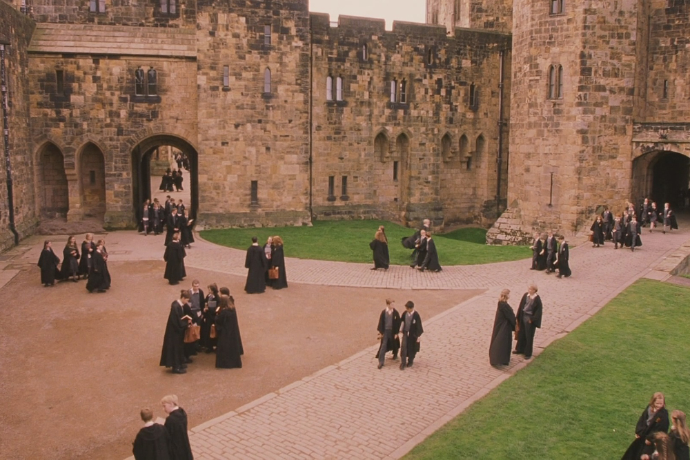 Еще одна сцена из фильма: ученики Хогвартса гуляют по Алнику. Источник: фильм «Гарри Поттер и философский камень», Warner Bros. Pictures