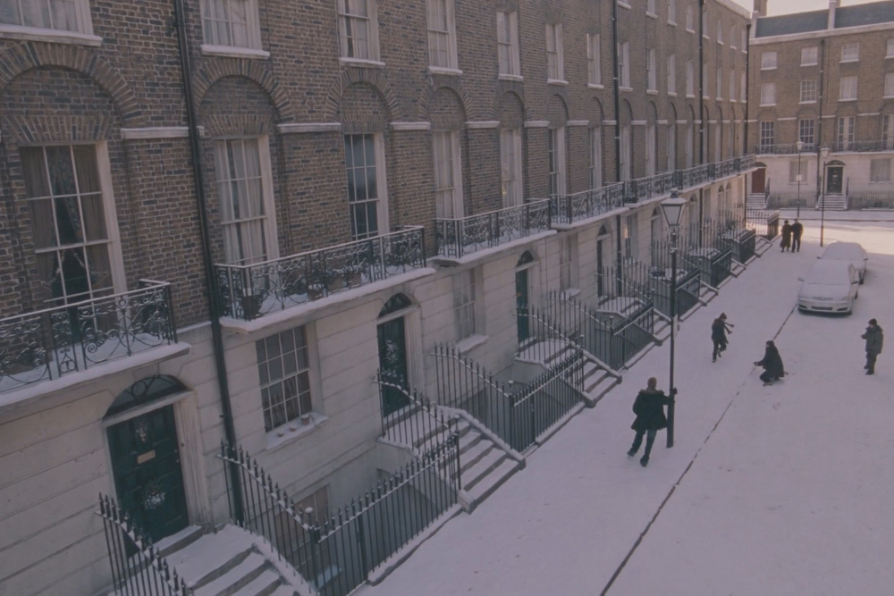 Подростки играют в снежки на площади Гриммо — прямо у входа в дом Сириуса Блэка. Источник: фильм «Гарри Поттер и Орден Феникса», Warner Bros. Pictures