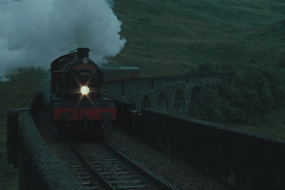 «Хогвартс-экспресс» подъезжает к школе. Через несколько секунд ракурс изменится — и она будет видна на горизонте. Источник: фильм «Гарри Поттер и Кубок огня», Warner Bros. Pictures