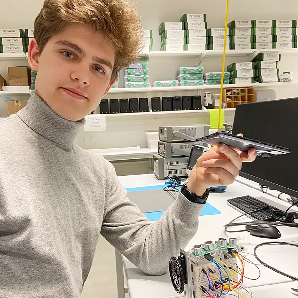 Это лабораторная работа в Harvard Science and Engineering Complexity по курсу Engineering Sciences 50: Introduction to Electrical Engineering. На фото мы собираем машинку с детектором препятствий