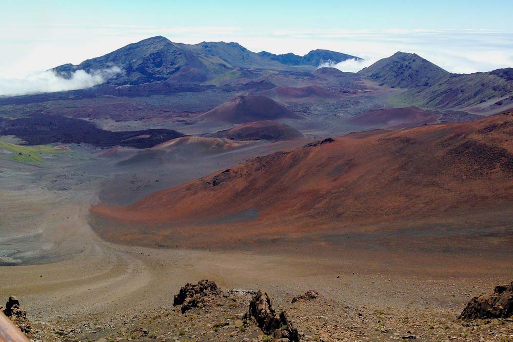 Вид на вулканические кальдеры с пешеходной тропы национального парка «Халеакала»