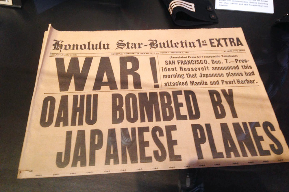 Заголовок архивного экстренного выпуска газеты «Гонолулу-cтар», посвященного нападению японского флота на Перл-Харбор