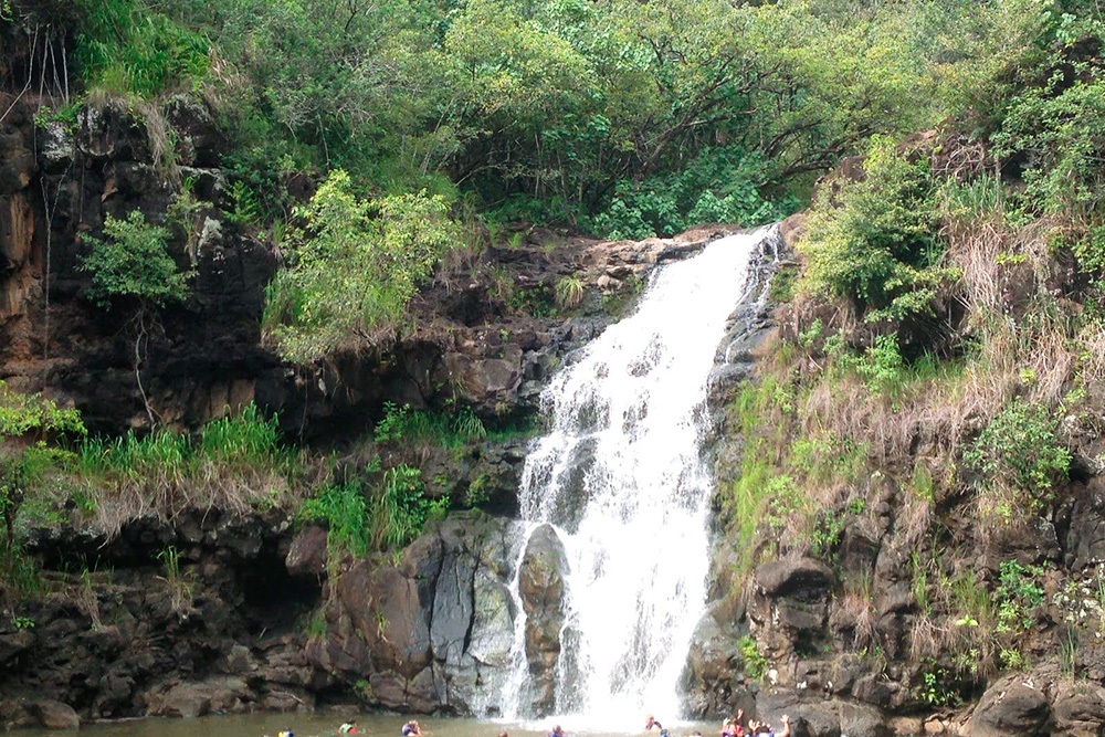 Водопады рядом с дорогой — привычная картина на острове Мауи