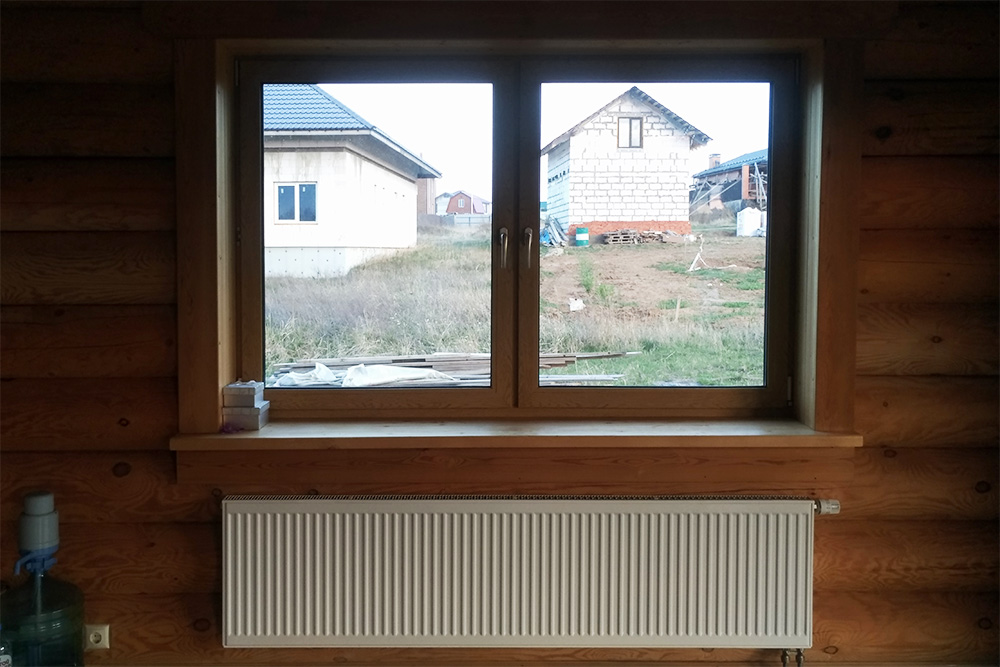 Еще одно окно в гостиной, которое сделали меньше, чтобы уместить под ним радиатор побольше