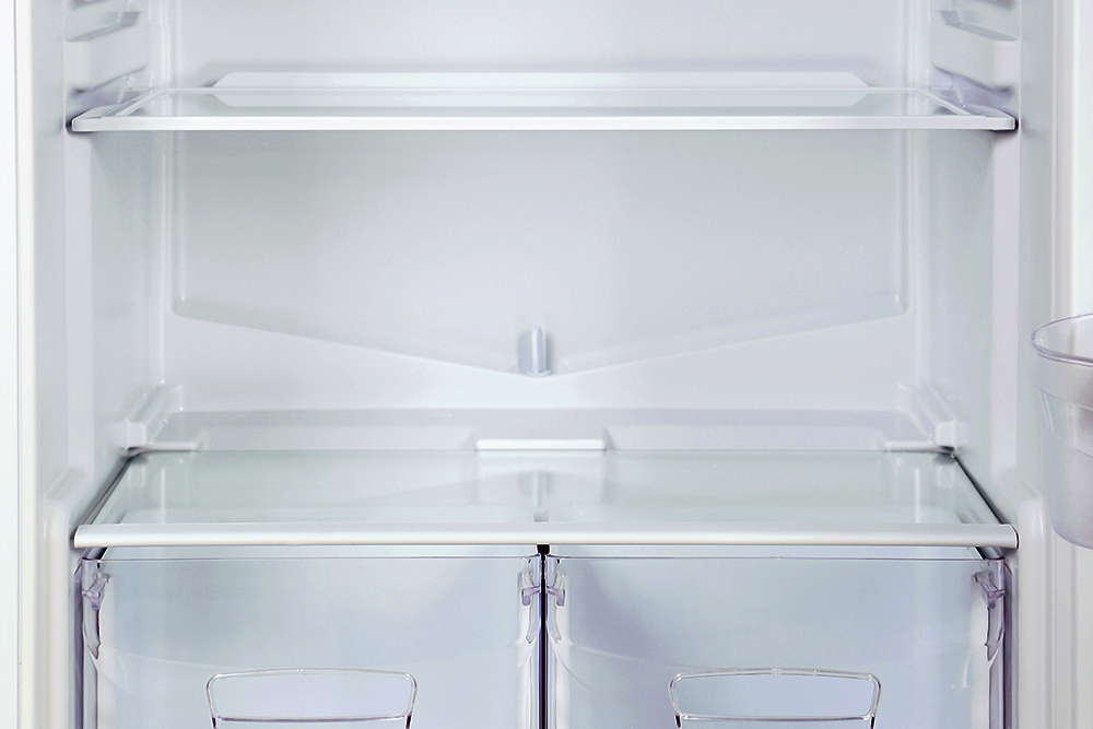 Сливные отверстия у холодильников находятся на задней стенке, выглядят они так. Сюда надо налить немного воды и посмотреть, будет ли она уходить. Фото: 5 second Studio / Shutterstock