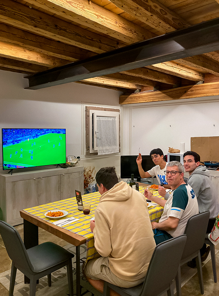 Друзья до сих пор с теплотой вспоминают ужины с итальянскими соседями за просмотром футбола