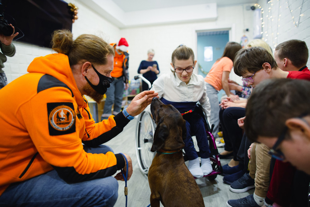 В декабре 2021 года в социальный центр в гости приехала команда волонтеров поисковой организации «Лиза Алерт» и автоконцерна «Ленд Ровер». Волонтеры привезли поисковых собак, чтобы познакомить их с детьми