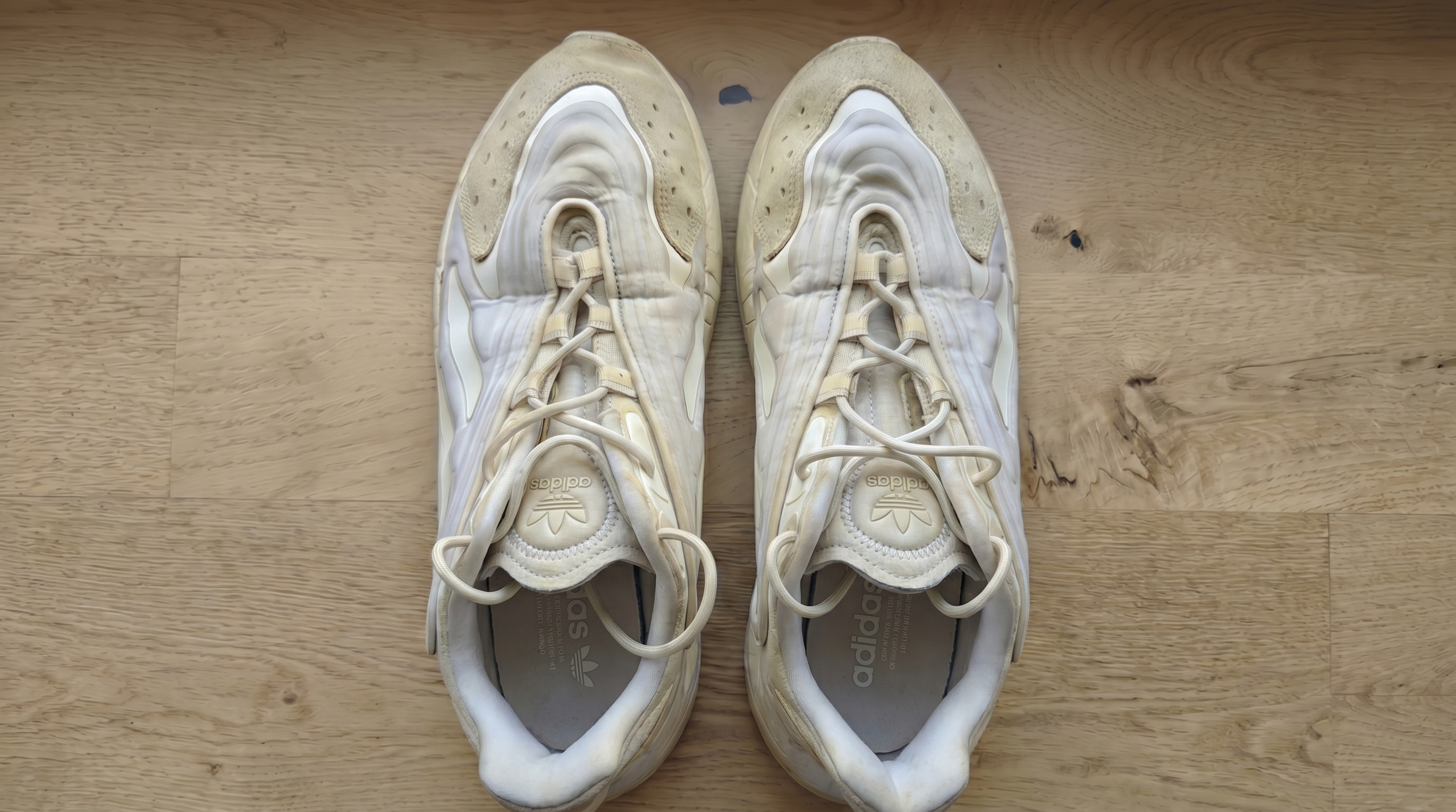 Adidas Ozelia (да, выглядят сейчас вот так, простите). Покупал тоже 2 года назад за 6800 ₽, одно активное лето, около 90 выходов. Сейчас периодически выхожу в них в подъезд вынести мусор, но это за выходы не считаю. Брал тогда еще по старой логике — «ну стоят недорого, возьму».— CPW: 6800 / 90 = 75 ₽. Химчистка объективно бы не спасла — ткань пожелтела и пятка потеряла свой вид + заломы.