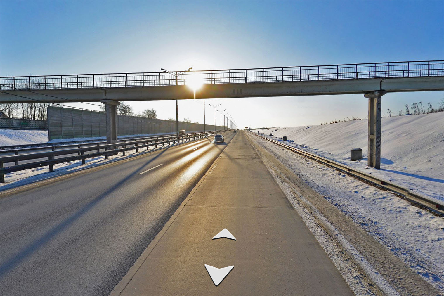 Попасть на другую сторону автомагистрали пешеходы могут только по надземному или подземному пешеходному переходу. 60⁠-⁠й километр автомагистрали М4 «Дон». Фотография: «Яндекс Карты»