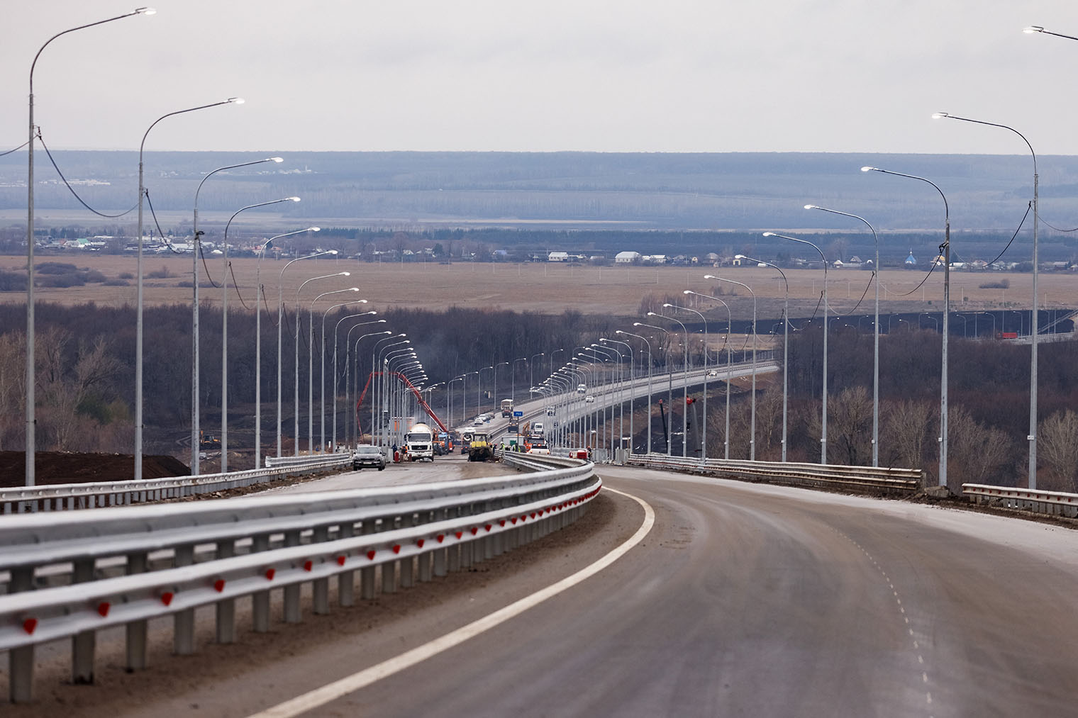 Полосы движения разделены ограждением. Фотография: Сергей Елагин / ТАСС