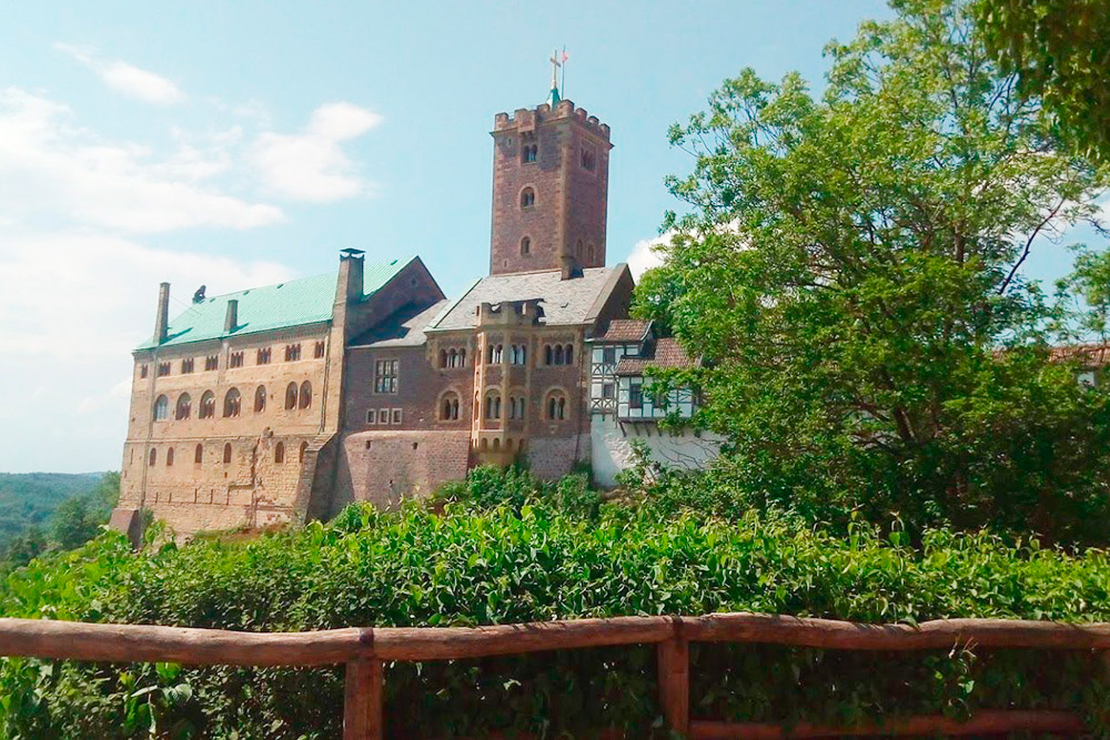 Замок Вартбург расположен недалеко от тюрингского города Айзенах, где родился великий немецкий композитор Иоганн Себастьян Бах. От Йены до него 90 км