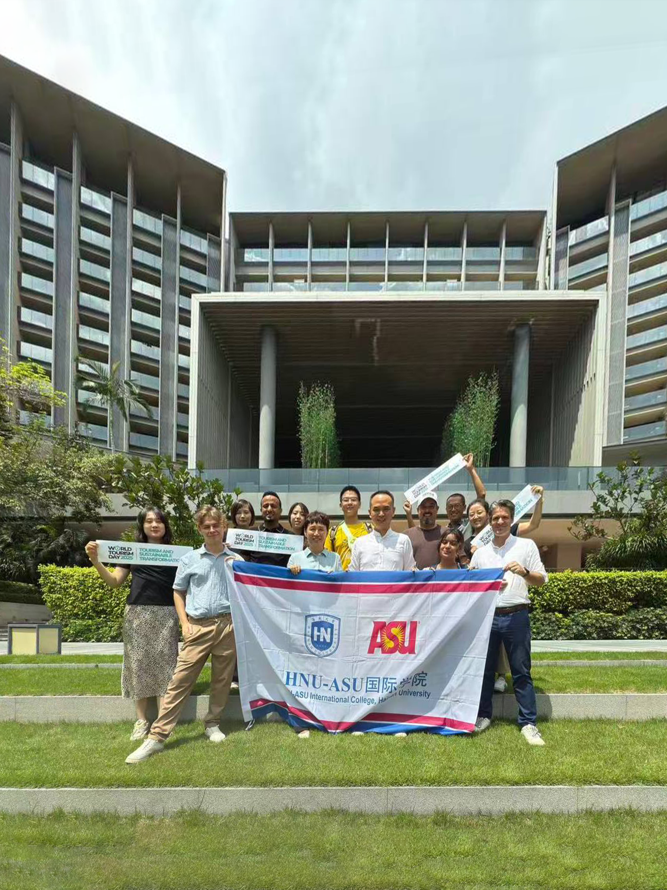 Организованная нашим туристическим факультетом экскурсионно-образовательная поездка по luxury отелям города Санья