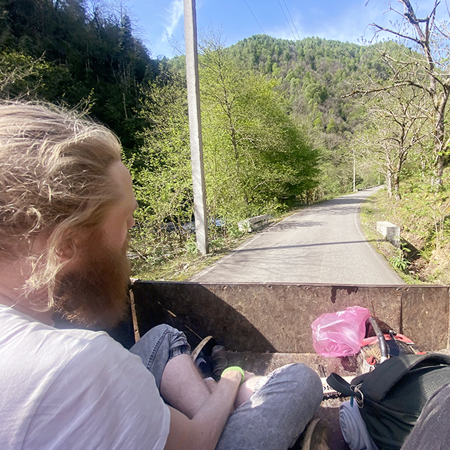 Я ездила автостопом по Грузии на небольшие расстояния. На фотографии мы с другом едем в тракторе по горной дороге от национального парка «Мтирала». Возвращаемся из похода в Батуми
