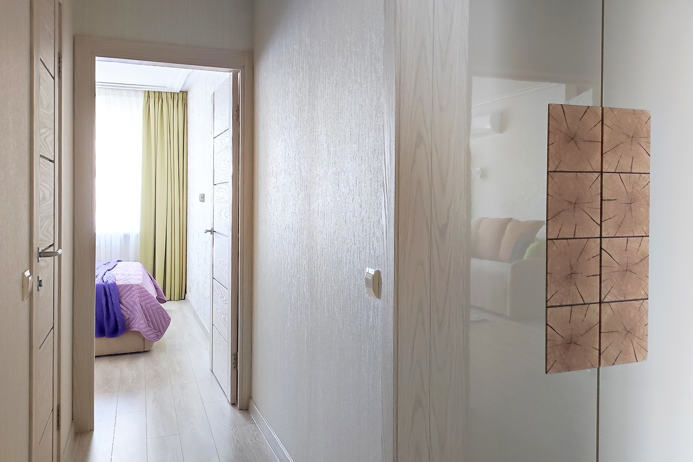 Вид из коридора на спальню помогает гостям понять планировку квартиры