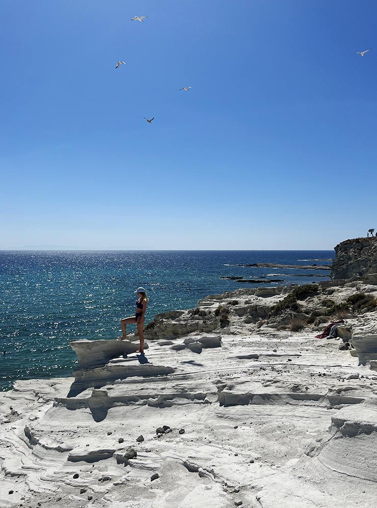 Один день мы провели на невероятном песчаном пляже с белыми скалами Delikli Koy. Таких в Турции я больше не видела