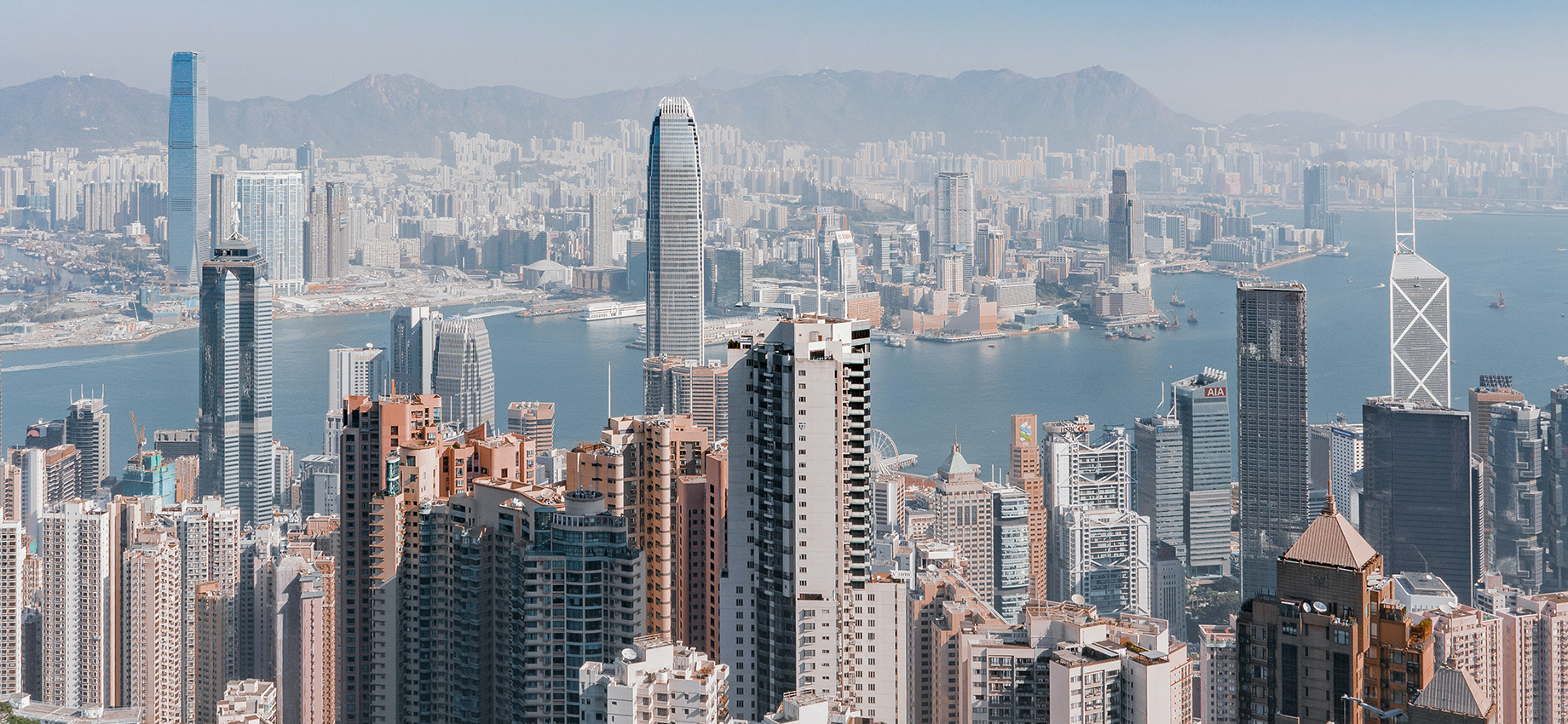 Гонконг отменил коронавирусные ограничения для туристов