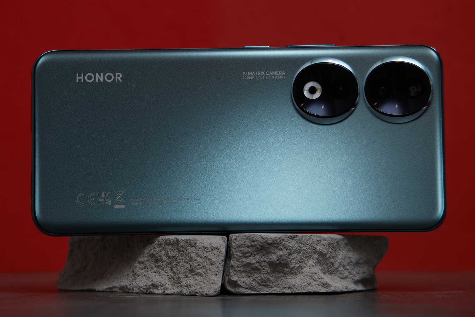 Honor 90 комфортно пользоваться — хотя он ощутимо уступает флагманским смартфонам в мощности