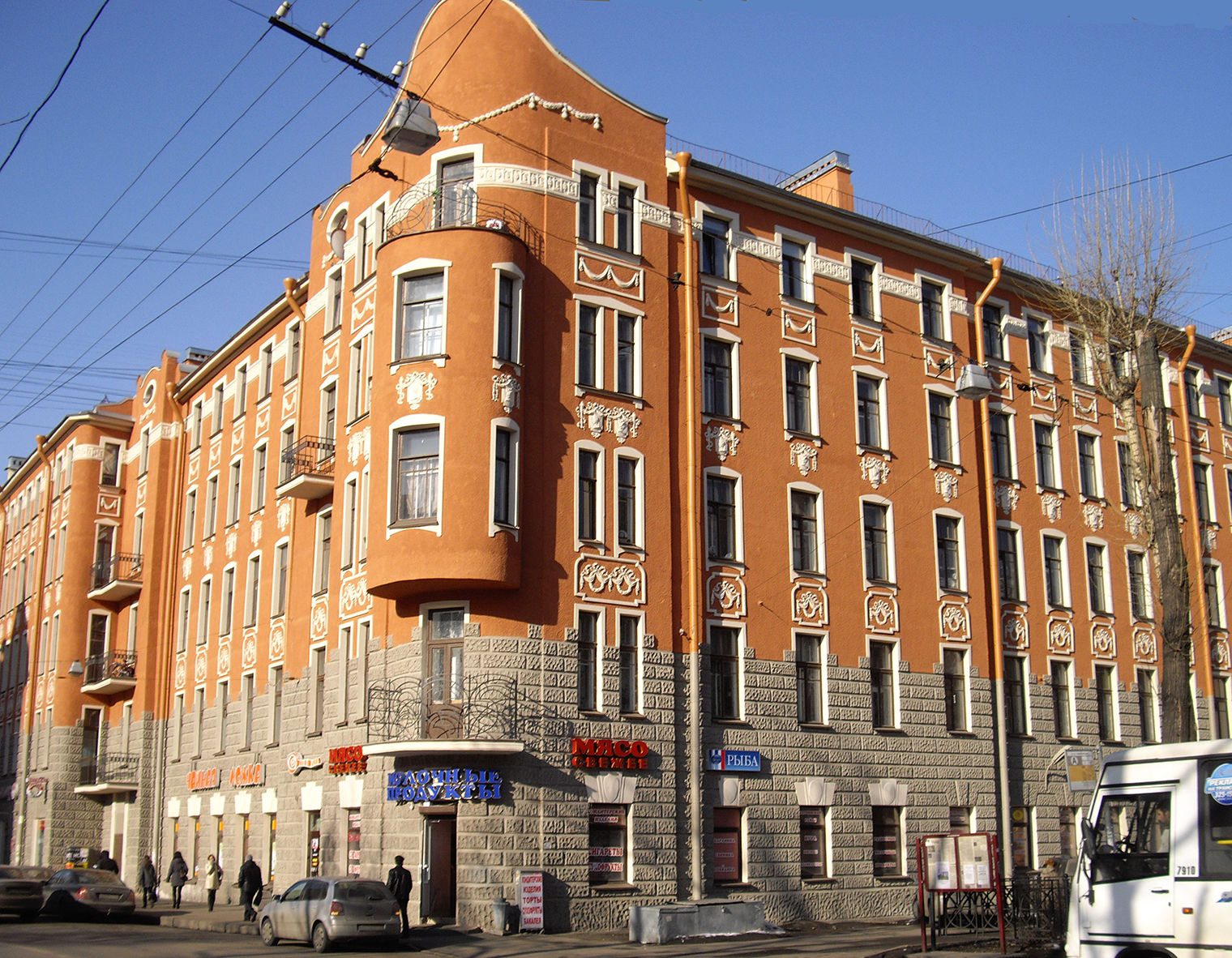 Вот так дом выглядит с улицы, парадная же находится справа. Фотография: Alexander Potekhin / Wikimedia Commons