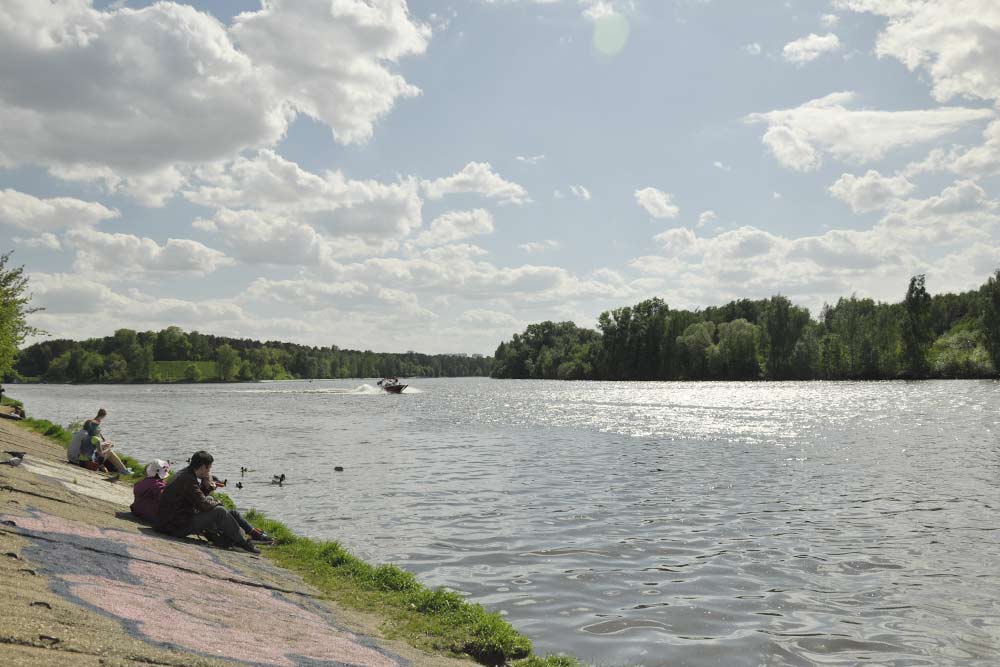 Это набережная Новикова-Прибоя. Здесь нельзя купаться: вход в воду выложен плитами. Но можно покормить уток и устроить пикник
