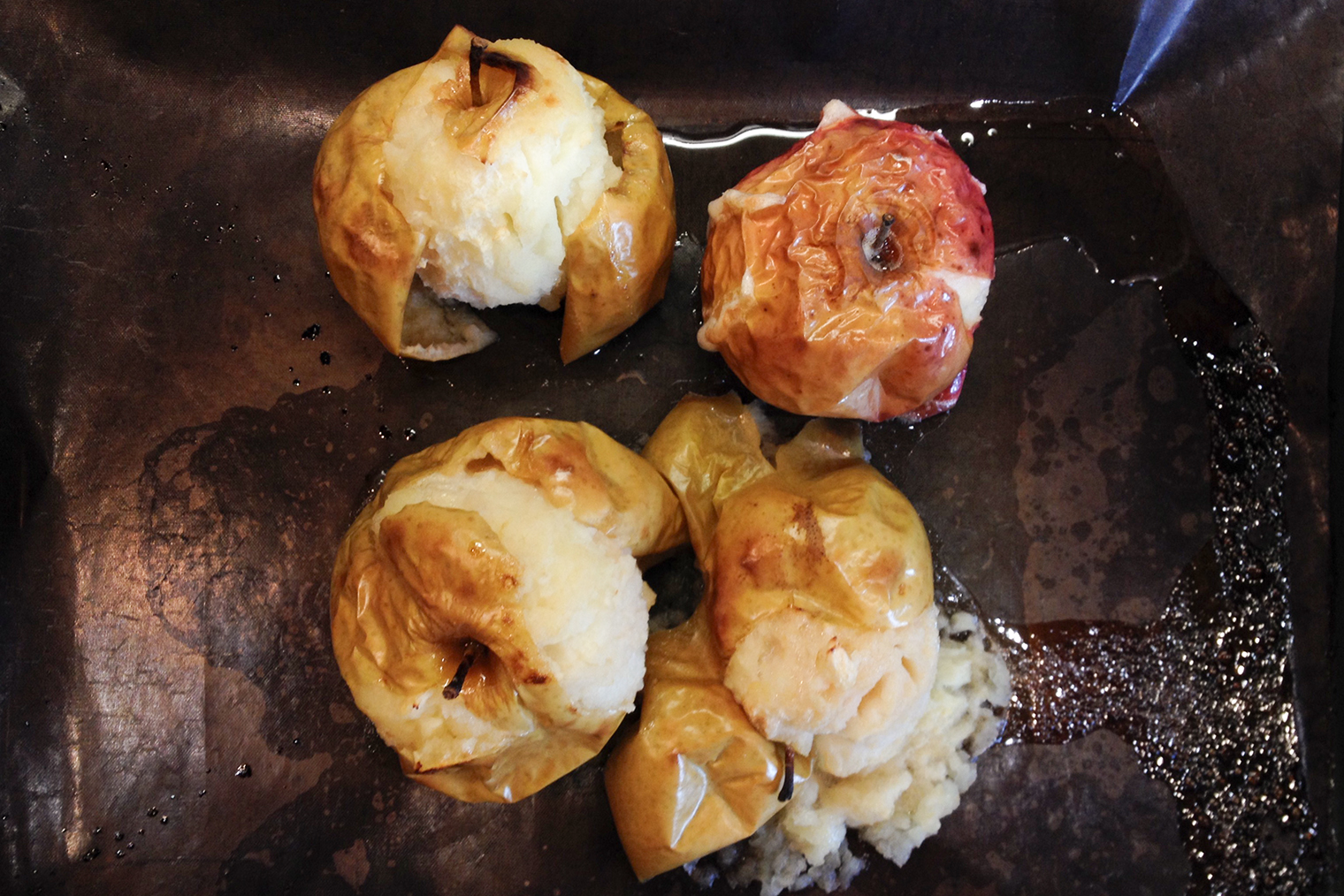 Яблоки для зефира можно запечь в духовке, пока она нагревается, допустим, для свиной шеи. Понадобятся температура до 180 °C и 40 минут