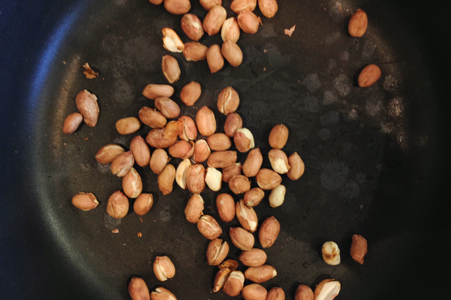 Арахис, как и орехи, тоже можно запечь в нагревающейся духовке. Понадобятся температура до 150 °C и 5-7 минут