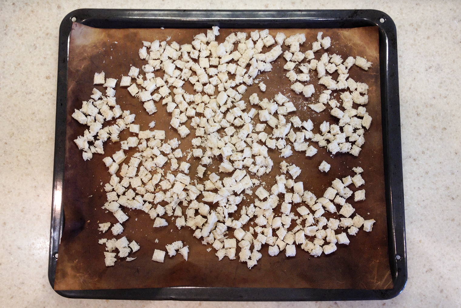 Сухари, как и орехи, пекутся быстро: 5-7 минут при 150 °C