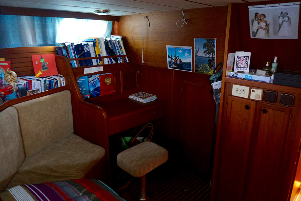 Фотографии и книги делают кормовую каюту уютной, что важно, когда живешь в море