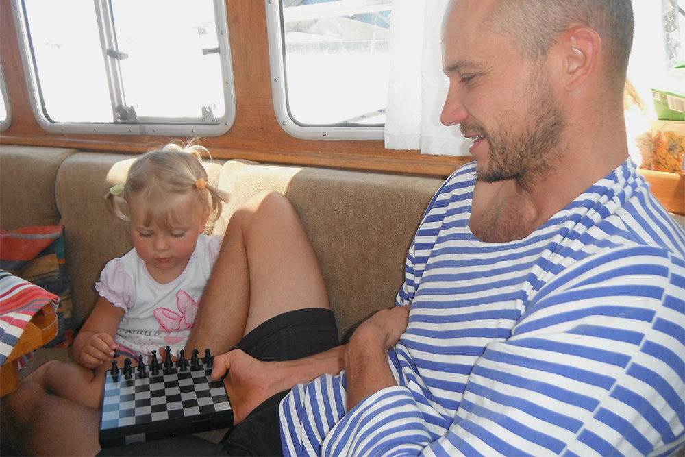 В хорошую погоду Андрей любит посидеть в рубке и сыграть в шахматы