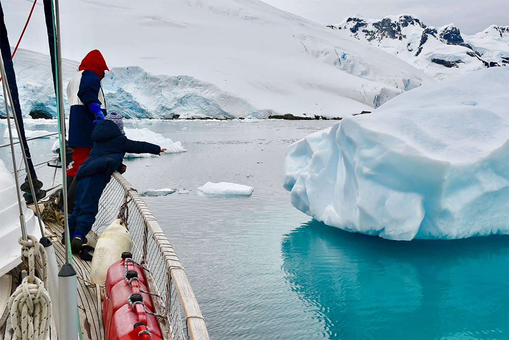 Дети рассматривают айсберг близ Антарктиды
