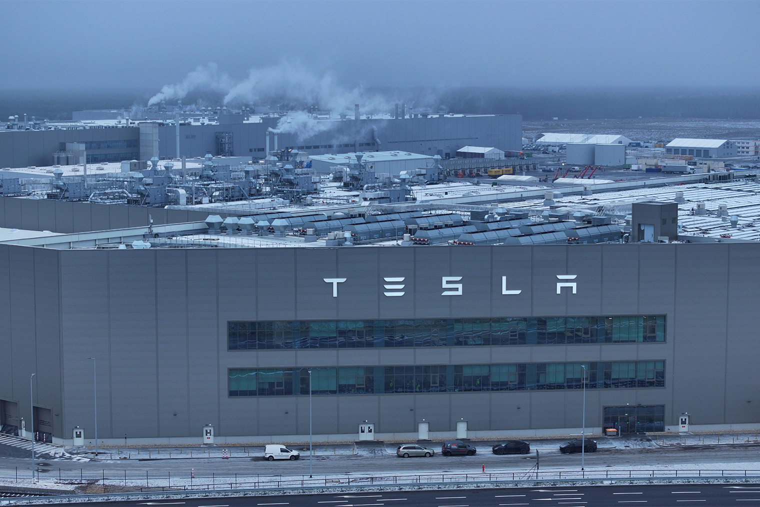 Завод Tesla в Германии, который приостановит производство с 29 января. Фотография: Sean Gallup / Getty Images