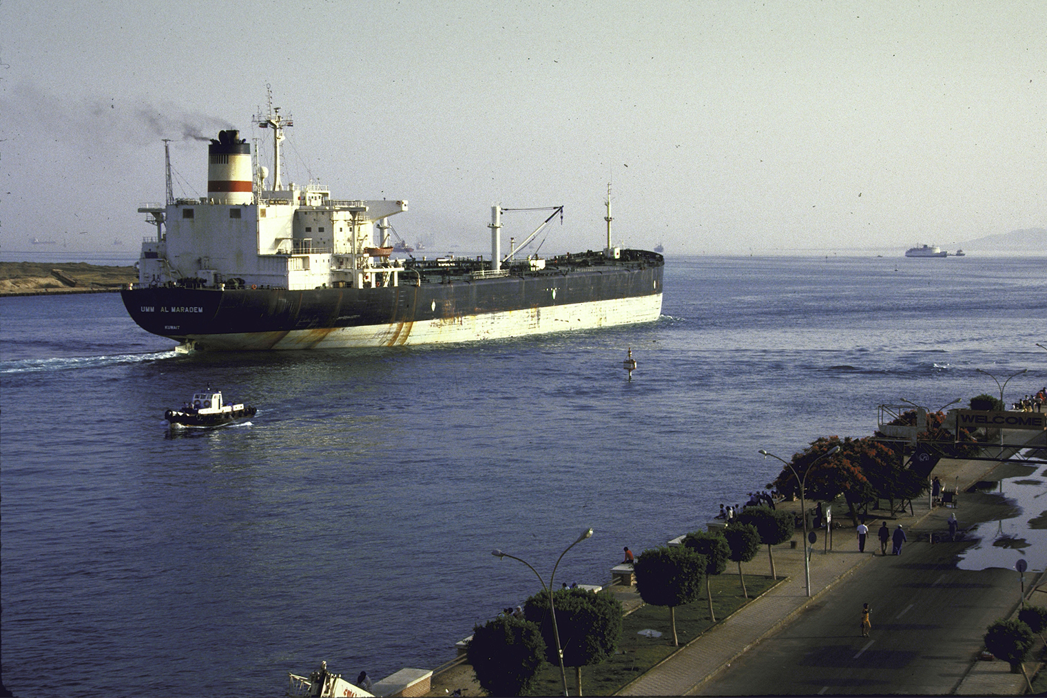 Нефтяной танкер в устье Суэцкого канала. Фотография: Barry Iverson / Getty Images