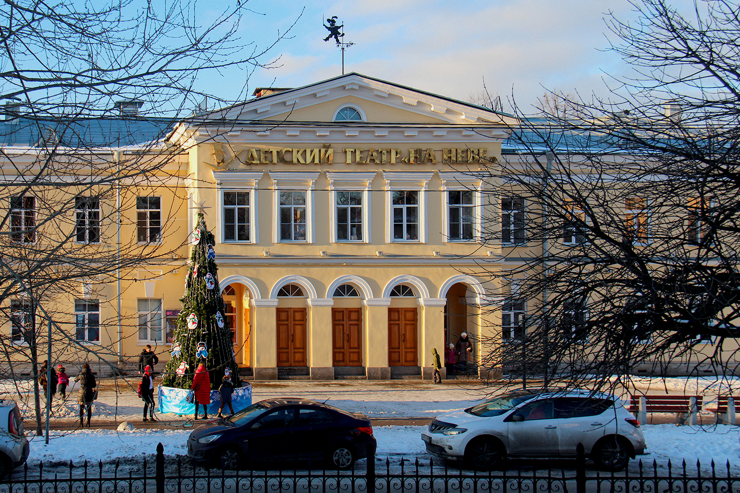 В Петербурге мы ходили в детский театр «На Неве» на новогоднюю сказку «Щелкунчик»