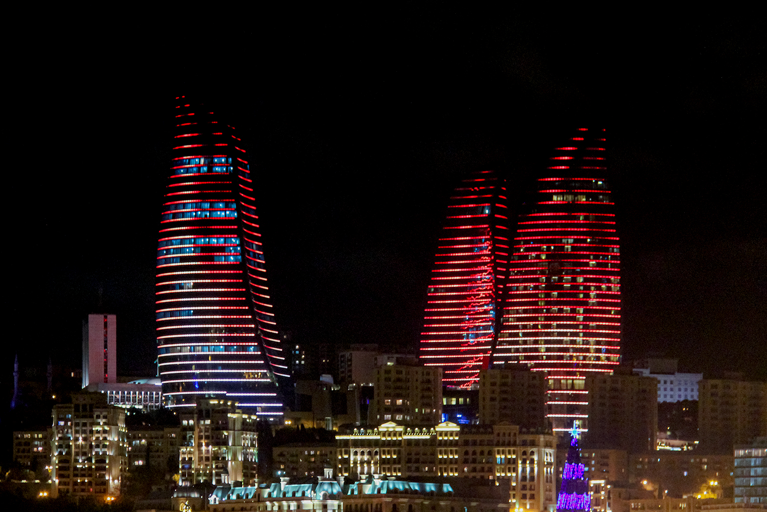 В Баку меня больше всего впечатлили знаменитые огненные башни